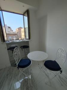 A seating area at Finestre in piazza