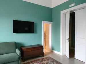 A television and/or entertainment centre at Finestre in piazza