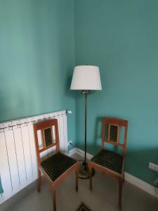 A seating area at Finestre in piazza