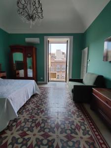 A bed or beds in a room at Finestre in piazza