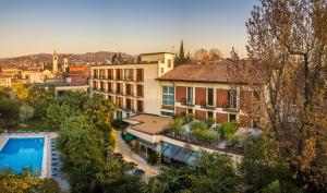een luchtzicht op een resort met een zwembad bij Hotel 4 Stagioni Sensus Spa in Bardolino