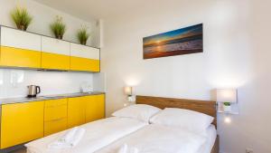 Postel nebo postele na pokoji v ubytování VacationClub - Trzy Korony Jagiellonów Apartament 9