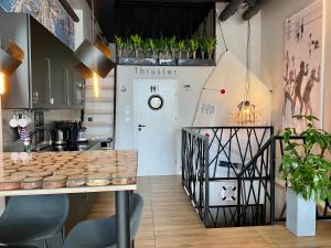 Kuchyň nebo kuchyňský kout v ubytování Thruster - Rooms, Kitchen, Chill-Out Zone-Netflix, Lobby-Netflix