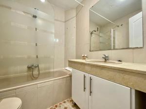 Ένα μπάνιο στο Cozy Malasaña - Estudio con balcón en el centro, AC +11 φωτογραφίες