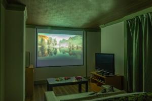 Televisyen dan/atau pusat hiburan di ホテル ロコガーデン 小牧