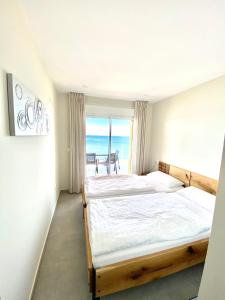 - une chambre avec 2 lits et une vue sur l'océan dans l'établissement La Manga Principe Relax Ferienwohnung am Strand mit exklusiver Ausstattung, à Los Narejos