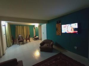 TV a/nebo společenská místnost v ubytování The Teal House