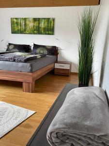 Un pat sau paturi într-o cameră la Ferienwohnung Reblandblick