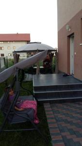 een kind dat in een schommel in het gras zit bij Vila Mariam&Maid in Sarajevo +35 foto's