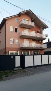 een groot gebouw met een hek ervoor bij Vila Mariam&Maid in Sarajevo