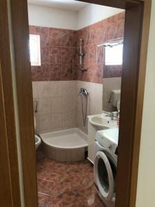y baño con bañera, aseo y lavamanos. en Apartment Ljubica Ljuban, en Makarska
