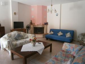 - un salon avec deux canapés et une table basse dans l'établissement Moraki Apartment, à Episkopión