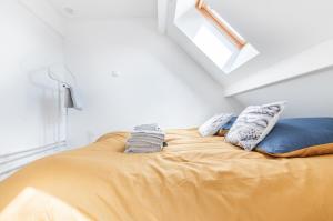 Ένα ή περισσότερα κρεβάτια σε δωμάτιο στο Le Petit Victor Hugo