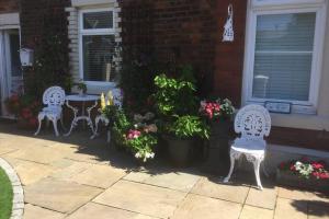 Zahrada ubytování Leafy Lytham central Lovely ground floor 1 bedroom apartment with private garden In Lytham dog friendly