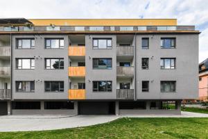 un edificio de apartamentos con balcones y patio en Modern Apartment in a Quiet Area en Cluj-Napoca