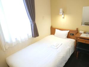 Postel nebo postele na pokoji v ubytování Smile Hotel Kobe Motomachi