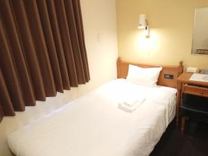 Postel nebo postele na pokoji v ubytování Smile Hotel Kobe Motomachi