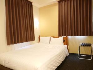 Postel nebo postele na pokoji v ubytování Smile Hotel Kobe Motomachi