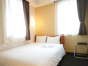 Giường trong phòng chung tại Smile Hotel Kobe Motomachi