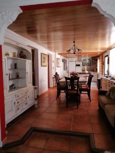 a kitchen and living room with a table and chairs at Casa Rural la Piedra del Cambrón in Villaverde de Guadalimar