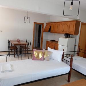 Posteľ alebo postele v izbe v ubytovaní ΜΑΡΟΥ ROOMS