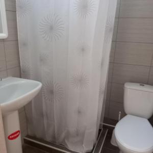 Kúpeľňa v ubytovaní ΜΑΡΟΥ ROOMS