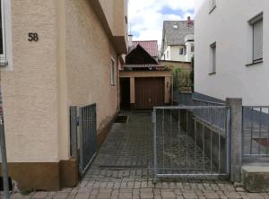 un bâtiment avec une porte en face d'un bâtiment dans l'établissement Single Room near the black forest, à Villingen-Schwenningen