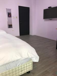 Rúm í herbergi á JOY Homestay