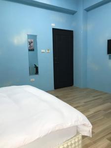 Rúm í herbergi á JOY Homestay