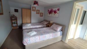 1 Schlafzimmer mit 2 Betten in einem Zimmer in der Unterkunft Reindeer Accomodation in Southwell