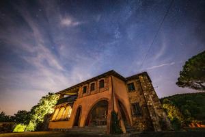 ein Gebäude in der Nacht mit den Sternen am Himmel in der Unterkunft Agriturismo Le Roghete in Acquapendente