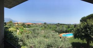 Blick auf ein Resort mit Pool und Bäumen in der Unterkunft Le Tre Bandiere in Puegnago