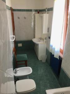 La salle de bains est pourvue de toilettes et d'un lavabo. dans l'établissement Le Tre Bandiere, à Puegnago