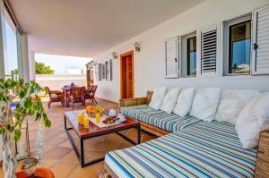 A seating area at MARIA DEL RISCO by Buenavilla