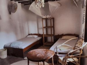 帕傑的住宿－Sunny House Paje II，带两张双层床和椅子的房间