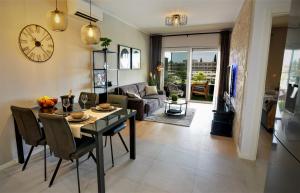 uma sala de jantar e sala de estar com mesa e cadeiras em Luxury Apartment 4Seasons with Garage em Split