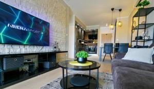 uma sala de estar com um sofá e uma televisão em Luxury Apartment 4Seasons with Garage em Split
