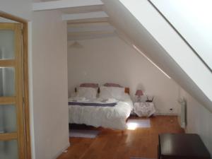 Postel nebo postele na pokoji v ubytování Captivating 2-Bed House with log burner in Kerien