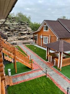 un patio trasero con un banco y una mesa de picnic en Eco hotel & restaurant "SKALA" en Borovoye