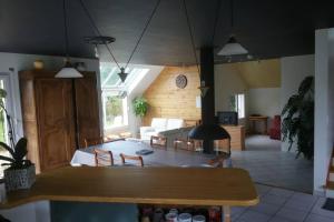 una cucina e un soggiorno con tavolo e sedie di Agréable maison entre plage (900m) et forêt (600m) a Saint-Cast-le-Guildo