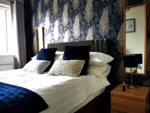 Postel nebo postele na pokoji v ubytování Beachcomber Seafront Pet Friendly Cottage