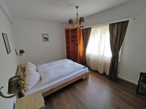 a bedroom with a bed and a window at Hotel Restaurant Jungfrau in Lauterbrunnen