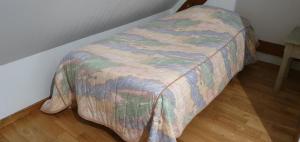 a bed sitting in a corner of a room at Gite à la ferme in La Ferté-Saint-Samson