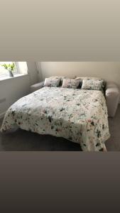 Ένα ή περισσότερα κρεβάτια σε δωμάτιο στο Flat 2 Frank Lewis House