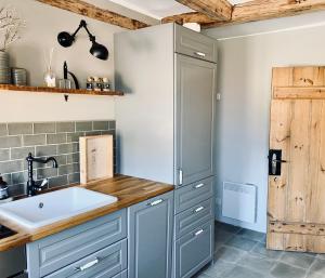 uma cozinha com um lavatório e um frigorífico em Landlebenliebe em Neukirchen