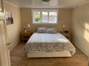 Postel nebo postele na pokoji v ubytování Garður restored house