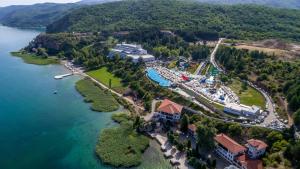 una vista aérea de un complejo en un lago en Hotel Izgrev Spa & Aquapark, en Struga