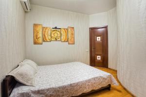 מיטה או מיטות בחדר ב-Apartments Familiya Elitе