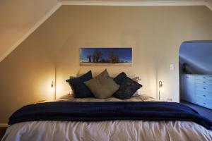 Tempat tidur dalam kamar di Luxurious, private, central, gas & solar powered