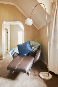 Tempat tidur dalam kamar di Luxurious, private, central, gas & solar powered